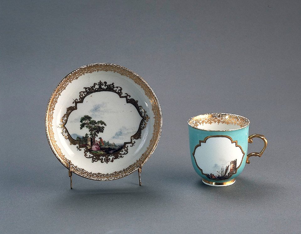 Porslin. Kopp med fat. Naturmotiv och guld i dekoren - Hallwylska museet - 89178