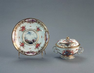 Porslin. Kopp med lock och fat. Guld och blomsterdekor - Hallwylska museet - 89183