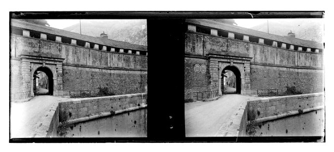 Porta d’entrada a un recinte emmurallat
