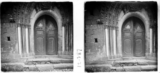 Portal d ' una església en ruïnes photo