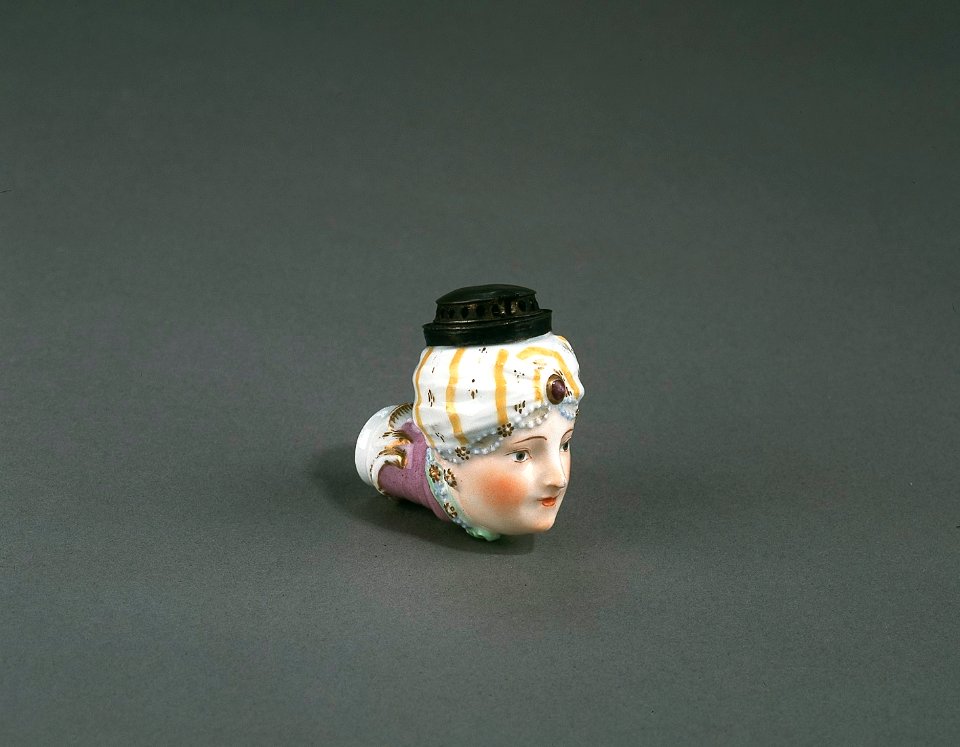 Porslin. Piphuvud i form av ett kvinnohuvud med turban - Hallwylska museet - 89288