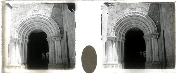 Portal d'entrada al claustre de la catedral de Tarragona (AFCEC BORDONS X 284)