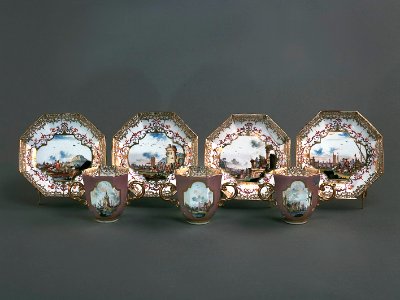 Porslin. Servid med stadsbilder och guld i dekoren - Hallwylska museet - 89204