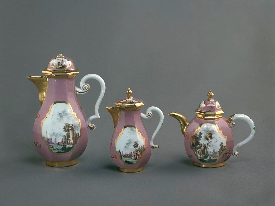 Porslin. Servis med lila - rosa och guld i dekoren - Hallwylska museet - 89205