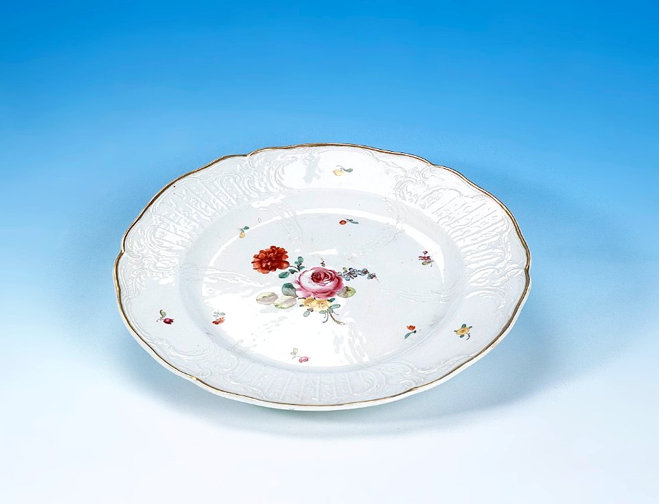 Porslin. Tallrik med blomsterdekor - Hallwylska museet - 89125