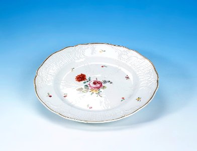 Porslin. Tallrik med blomsterdekor - Hallwylska museet - 89125