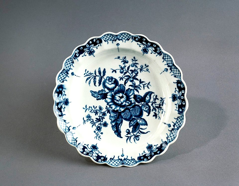 Porslin. Tallrik med blå blomsterdekor - Hallwylska museet - 89112