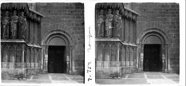 Porta lateral de la portalada de la catedral de Tarragona