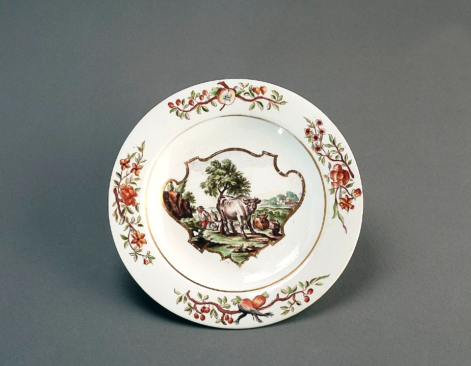 Porslin. Tallrik med tjur och blommor i dekoren - Hallwylska museet - 89154