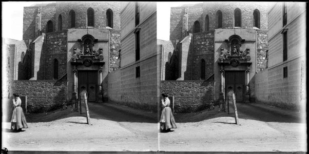 Portal de l'església de Santa Madrona amb una dona passant per davant
