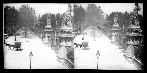 Porta principal i ' Paseo de la Industria ' del Parc de la Ciutadella i un carro
