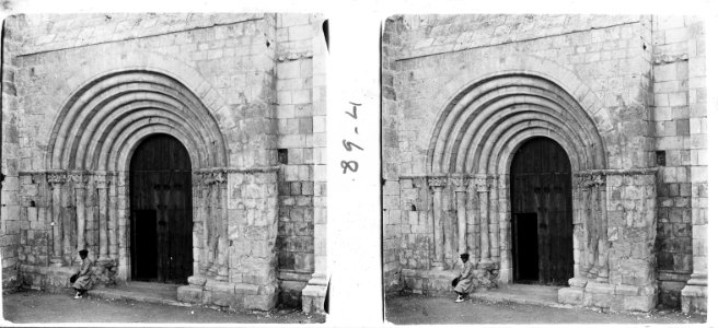 Porta romànica d'una església a Sant Martí de Sarroca