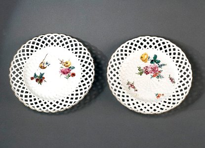 Porslin. Två tallrikar, vita med blomsterdekor och genombrutna kanter - Hallwylska museet - 89150