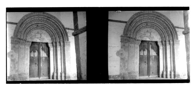 Porta romànica del claustre del monestir de Sant Cugat