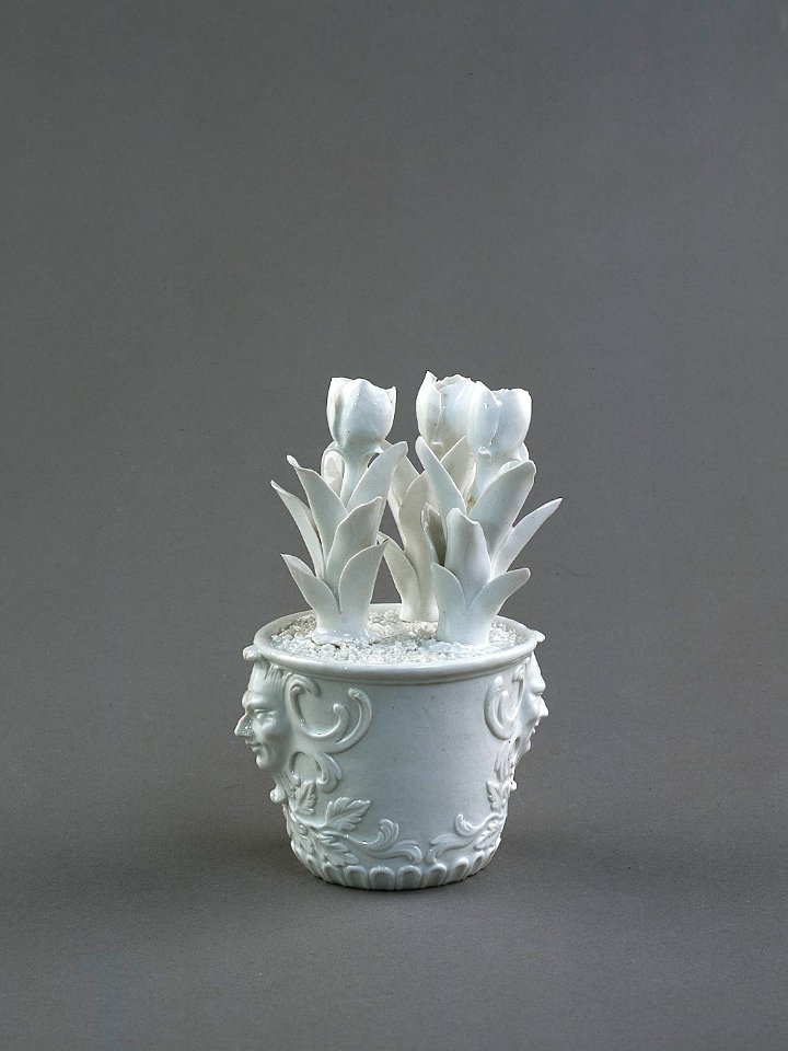 Porslin. Vit figurin - blomkruka - Hallwylska museet - 89222