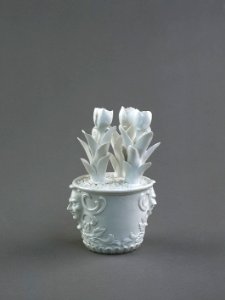 Porslin. Vit figurin - blomkruka - Hallwylska museet - 89222