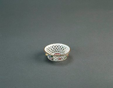 Porslin. Vit korg med blommor och guld i dekoren - Hallwylska museet - 89170