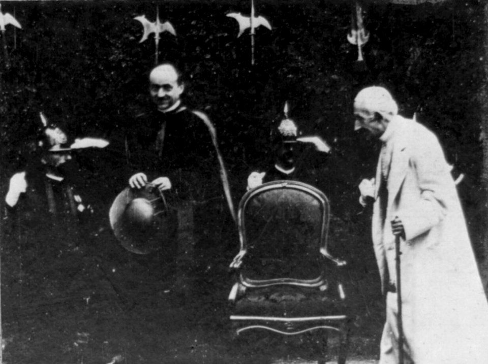 Pope Leo XIII LCCN2002722933 (cropped)