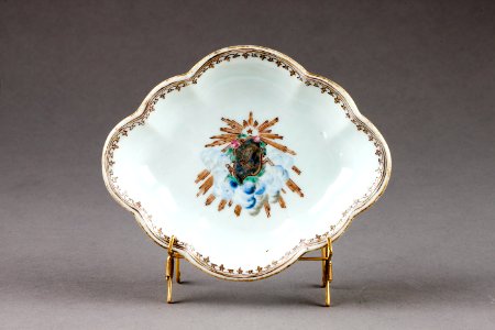 Porslinsfat gjort i Kina på 1700-talet - Hallwylska museet - 96127