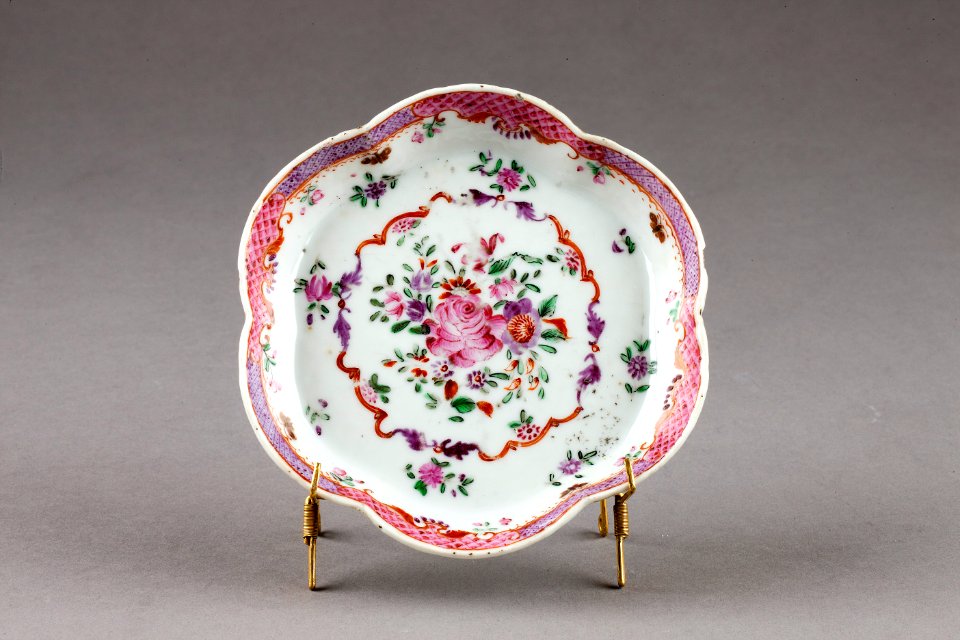 Porslinsfat, Kina, möjligen senare än Qianlong, Qing-dynastin - Hallwylska museet - 96126