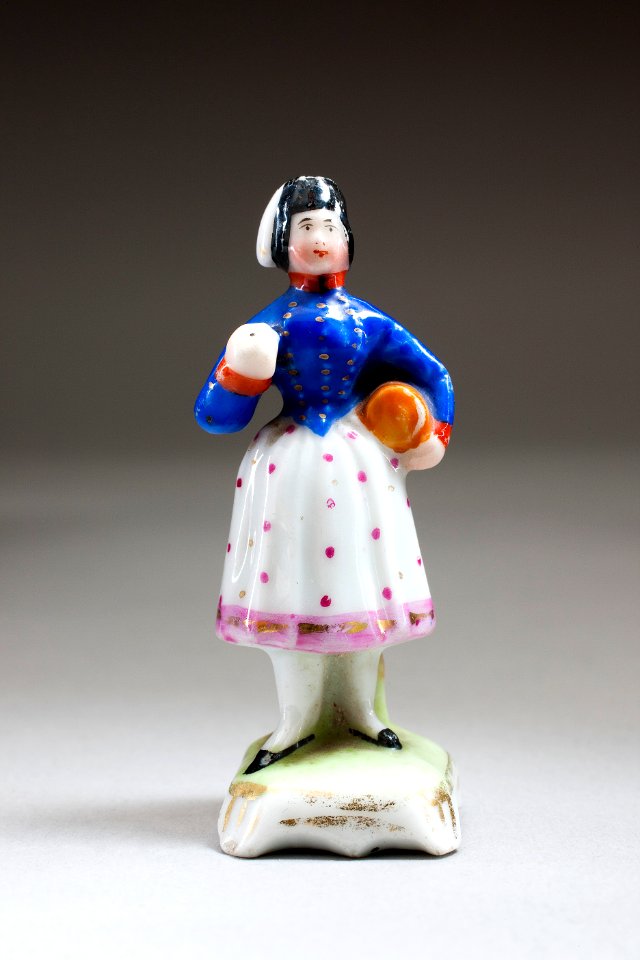 Porslinsfigur från 1850-talet, föreställande flicka i uniform - Hallwylska museet - 93890
