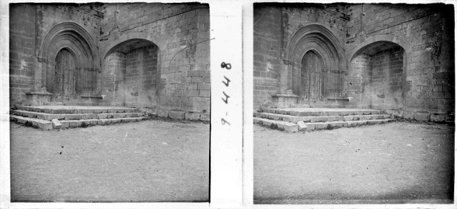 Portada gòtica de l ' abadia de Bellpuig de les Avellanes