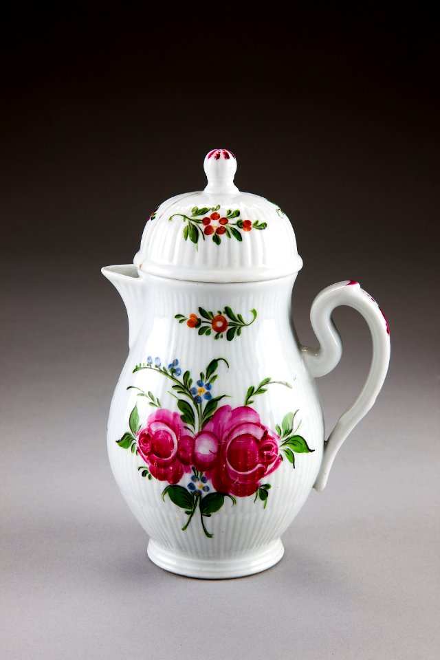 Porslinskanna från 1700-talets slut, dekorerad med blommor - Hallwylska museet - 93915