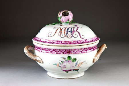 Porslinskål från Gera (Thüringen) med rosor, gjord på 1800-talet - Hallwylska museet - 93881