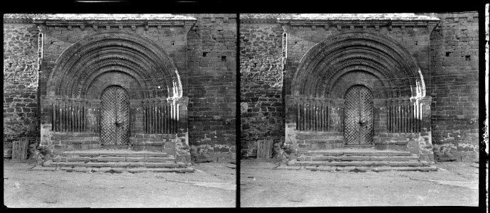 Portal d'entrada a Santa Maria del Castell de Cubells