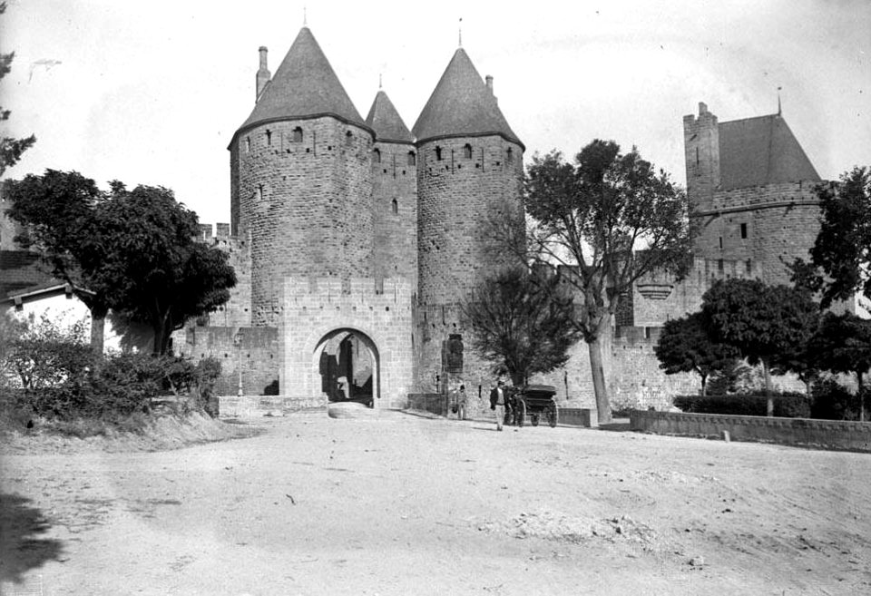 Portal, torres i muralla de la ciutat de Carcassona i un carro amb un home (cropped)