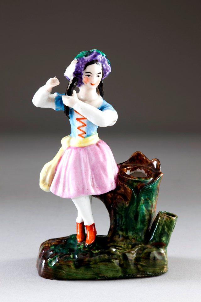 Porlinsfigur föreställande flicka vid trädstubbe, gjord på 1850-talet - Hallwylska museet - 93876