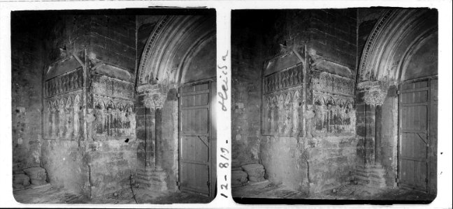 Portalada lateral i sepulcres de la catedral vella de Lleida