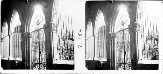 Portal del jardí interior a la catedral de Tortosa