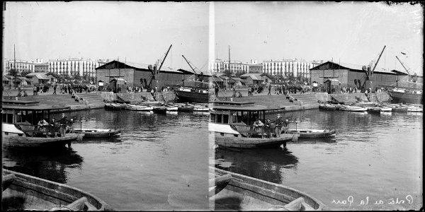 Port de Barcelona amb escales , gent , ' golondrines ' i barques a l'alçada del portal de la Pau