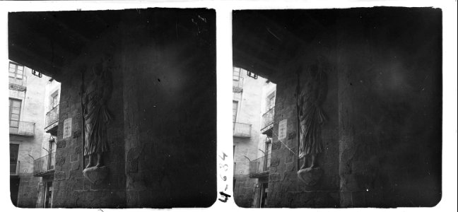 Portal del Romeu amb una iconografia de Sant Cristòfor