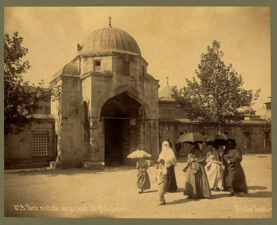 Porte centrale de la cour de Suleymanié - Sébah & Joaillier. LCCN2003688291