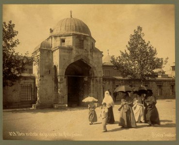 Porte centrale de la cour de Suleymanié - Sébah & Joaillier. LCCN2003688291