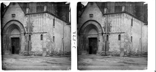 Portal gòtic de l'església parroquial de Banyoles