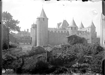 Portal, muralla i torres de la ciutat de Carcassona amb un grup de nens (AFCEC MORELLO A 5795)