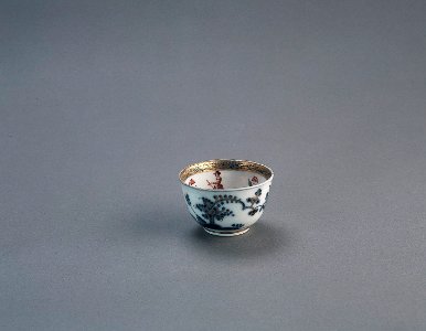 Porslin. En kopp. Guld och blått i dekoren - Hallwylska museet - 89180 photo