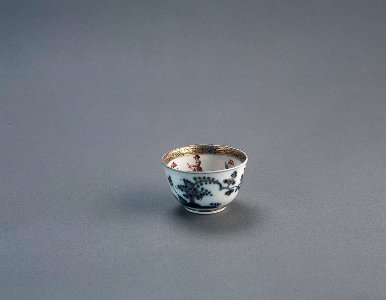 Porslin. En kopp. Guld och blått i dekoren - Hallwylska museet - 89180