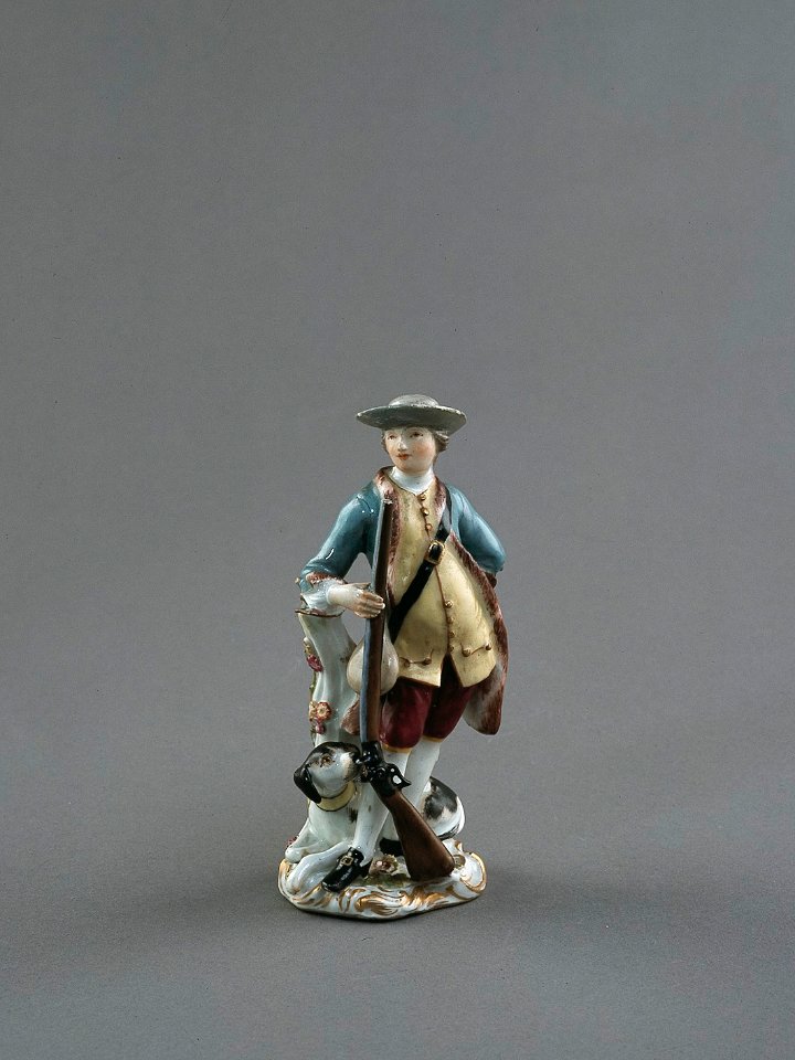 Porslin. Figurin - jägare med gevär och sittande hund - Hallwylska museet - 89216