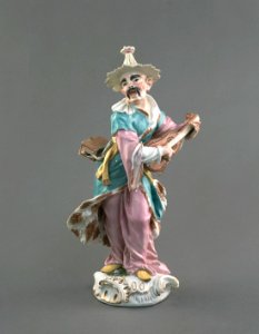 Porslin. Figurin. Kines spelar gitarr - Hallwylska museet - 89229