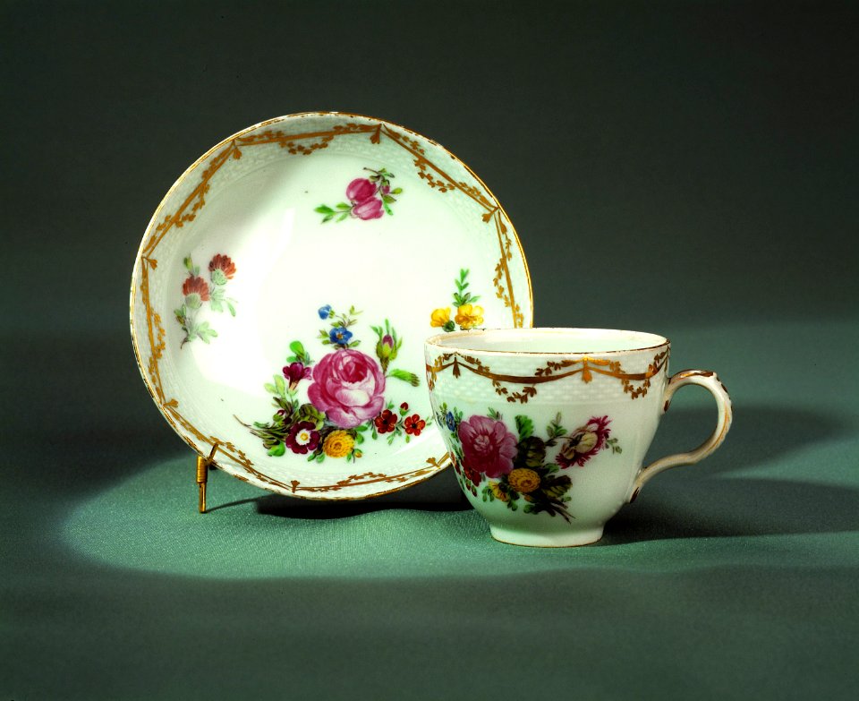 Porslin. Kopp med fat - Hallwylska museet - 22367