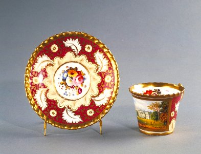 Porslin. Kopp med fat. Rött och guld i dekoren - Hallwylska museet - 89100