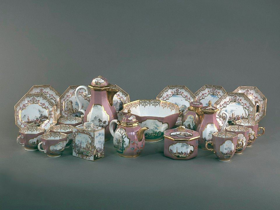 Porslin. Servid med lila - rosa och guld i dekoren - Hallwylska museet - 89206