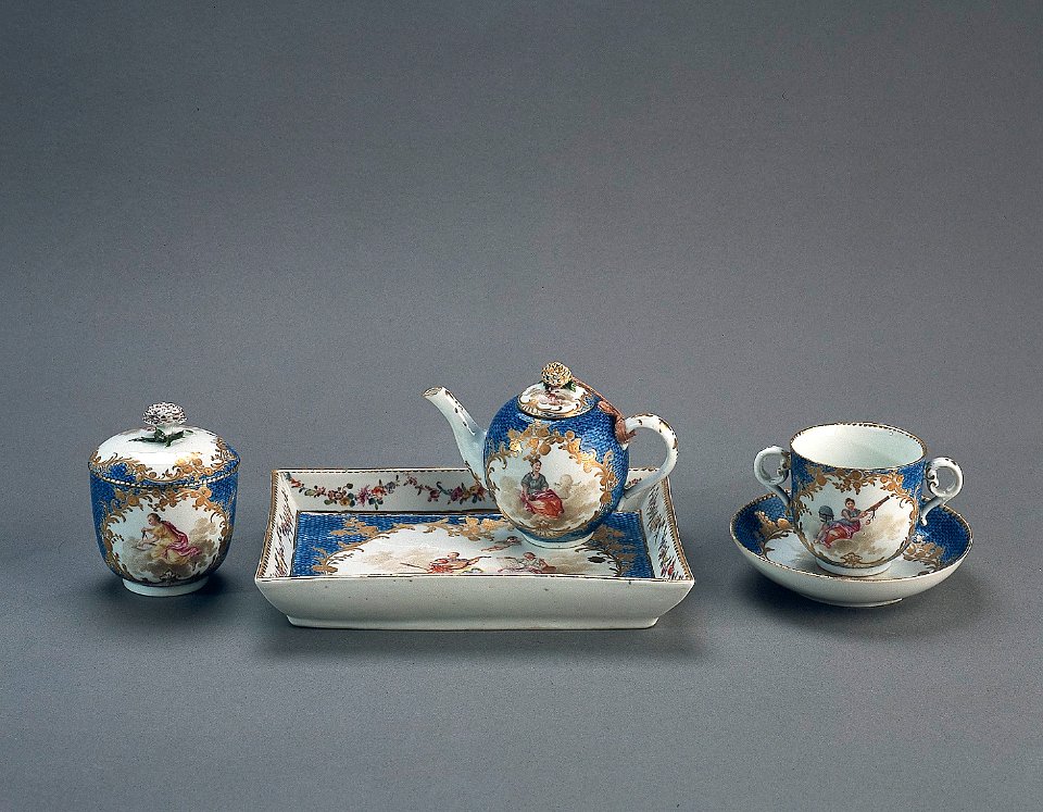 Porslin. Servis från mitten 1700. Blå och guldig dekor - Hallwylska museet - 89176
