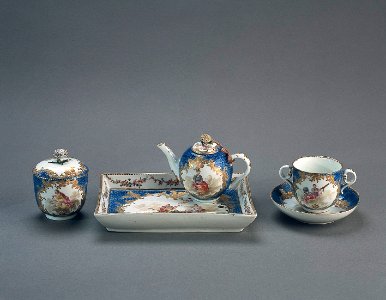 Porslin. Servis från mitten 1700. Blå och guldig dekor - Hallwylska museet - 89176
