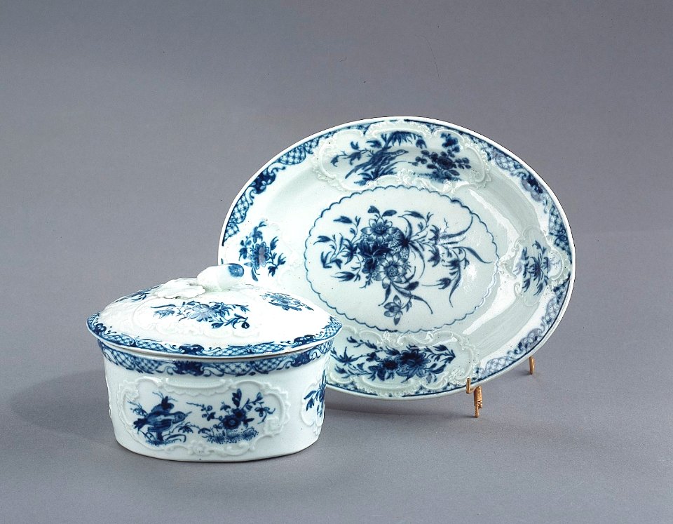 Porslin. Smörask och fat med blå blomsterdekor - Hallwylska museet - 89113