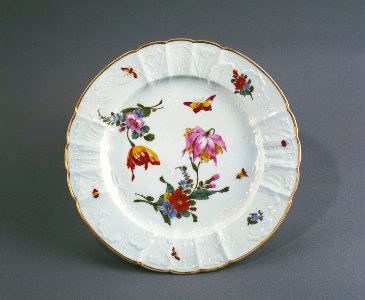 Porslin. Tallrik med blomsterdekor - Hallwylska museet - 89107